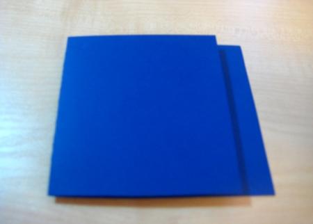 Из сложенной вдвое цветной плотной бумаги вырезаем нужную форму открытки Из сложенной вдвое цветной плотной бумаги вырезаем нужную форму открытки